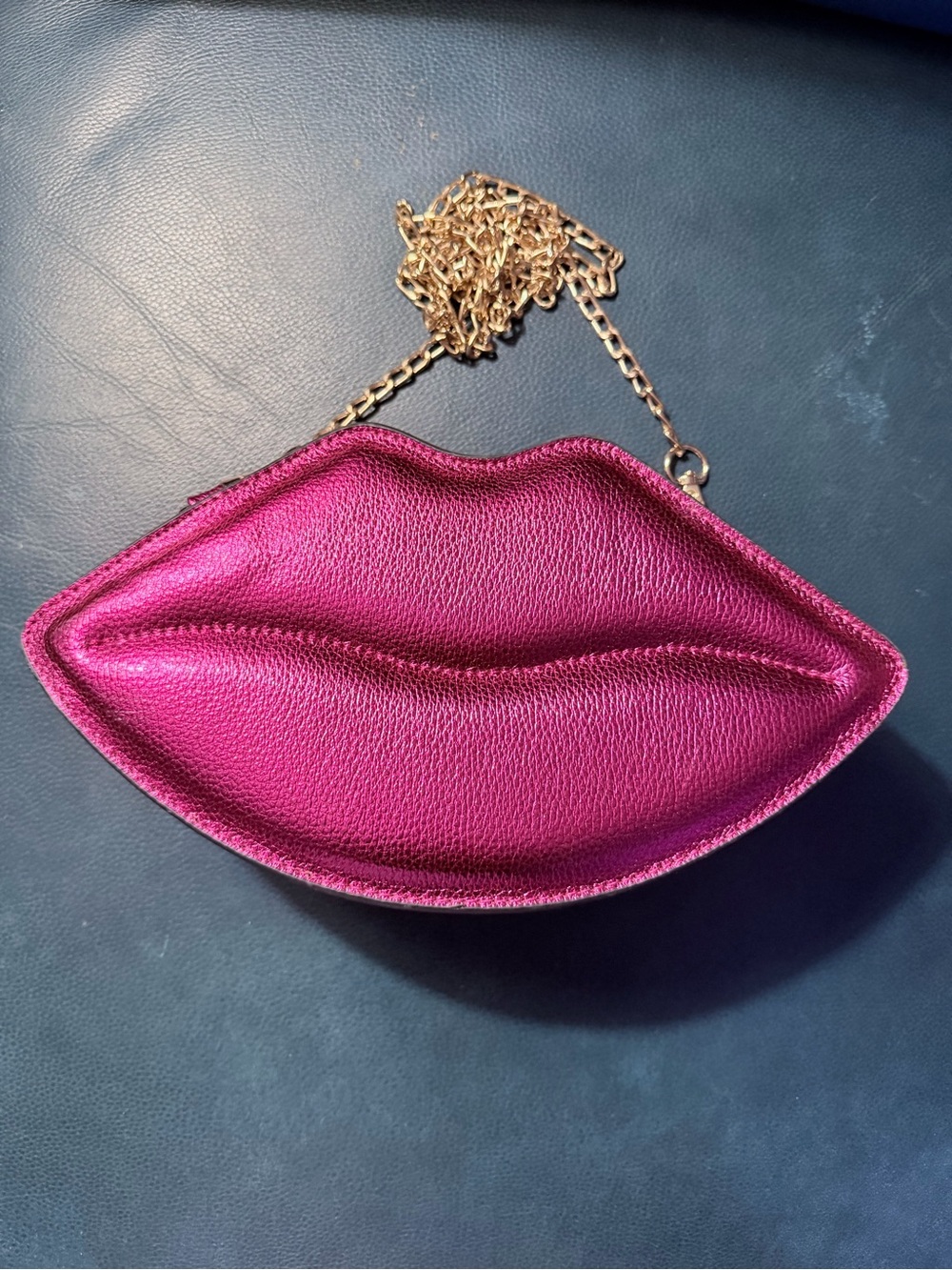 Metallic Magenta Lip-Shaped Mini Crossbody with Gold Chain